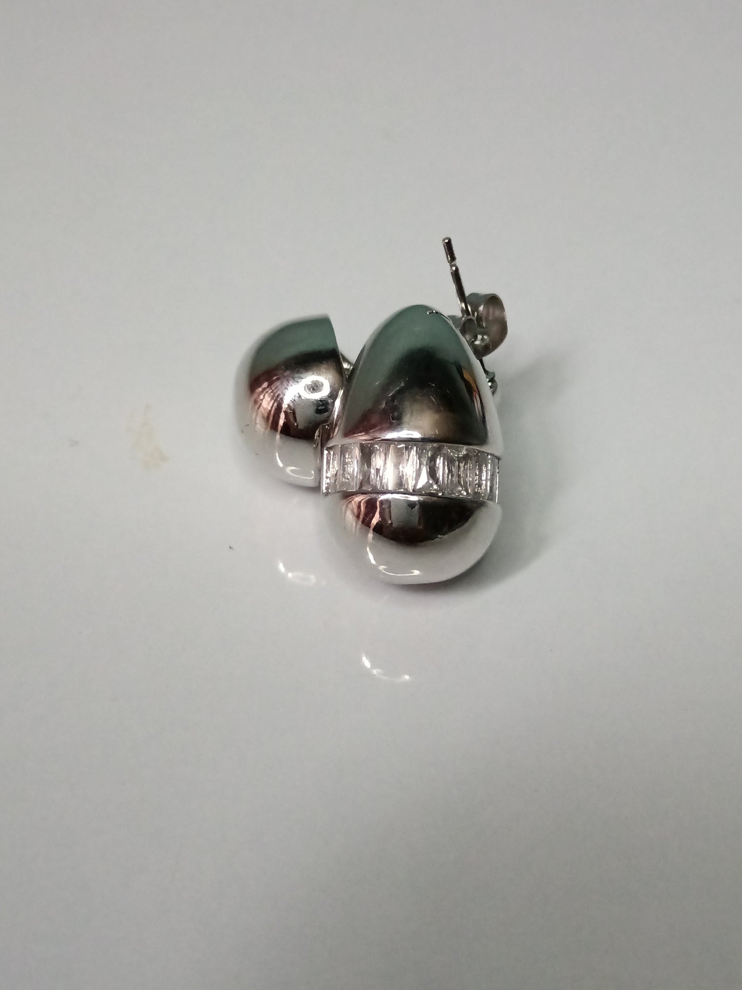 Arete de gota con tira de piedras de acero inoxidable