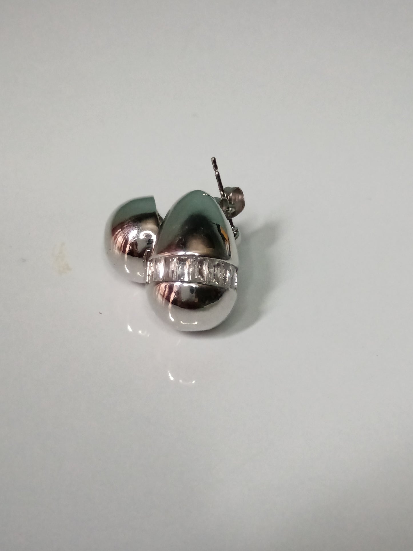 Arete de gota con tira de piedras de acero inoxidable