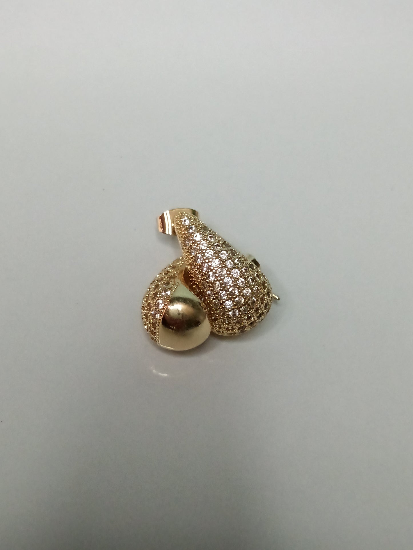 Aretes de gota chico con piedras, de acero inoxidable.