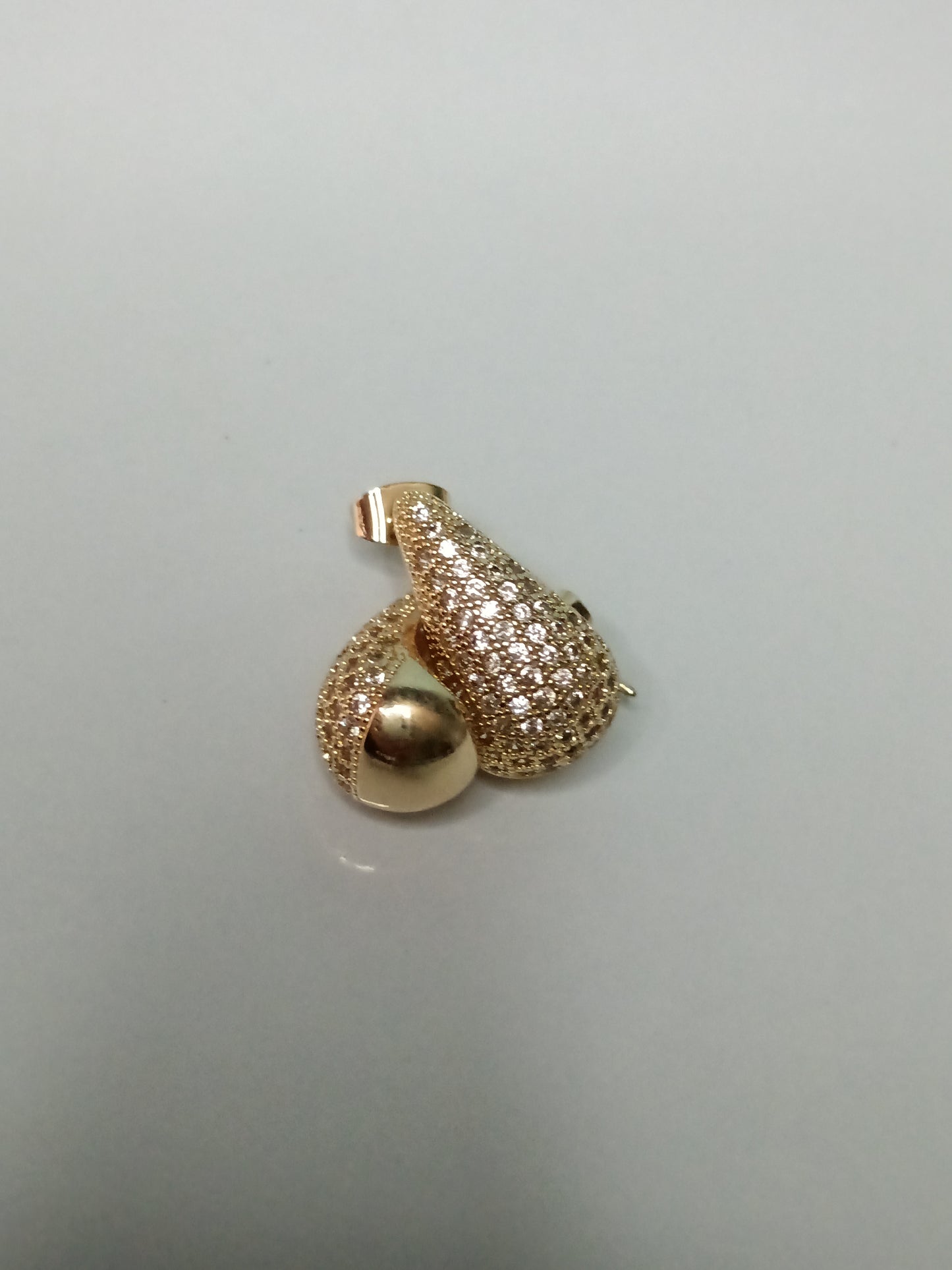 Aretes de gota chico con piedras, de acero inoxidable.