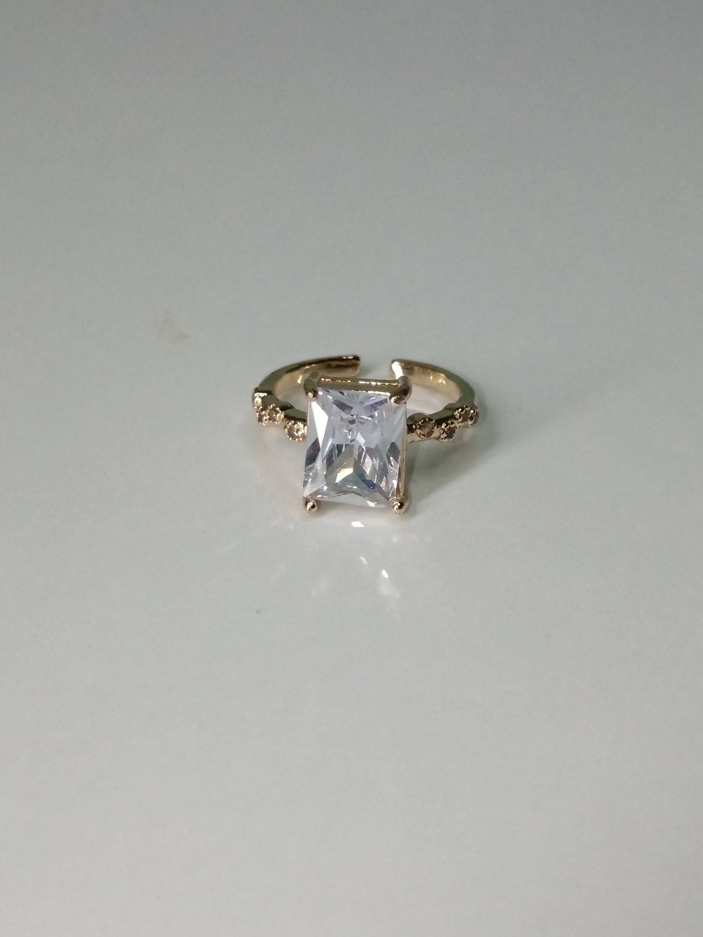 Anillo de piedra cuadrada