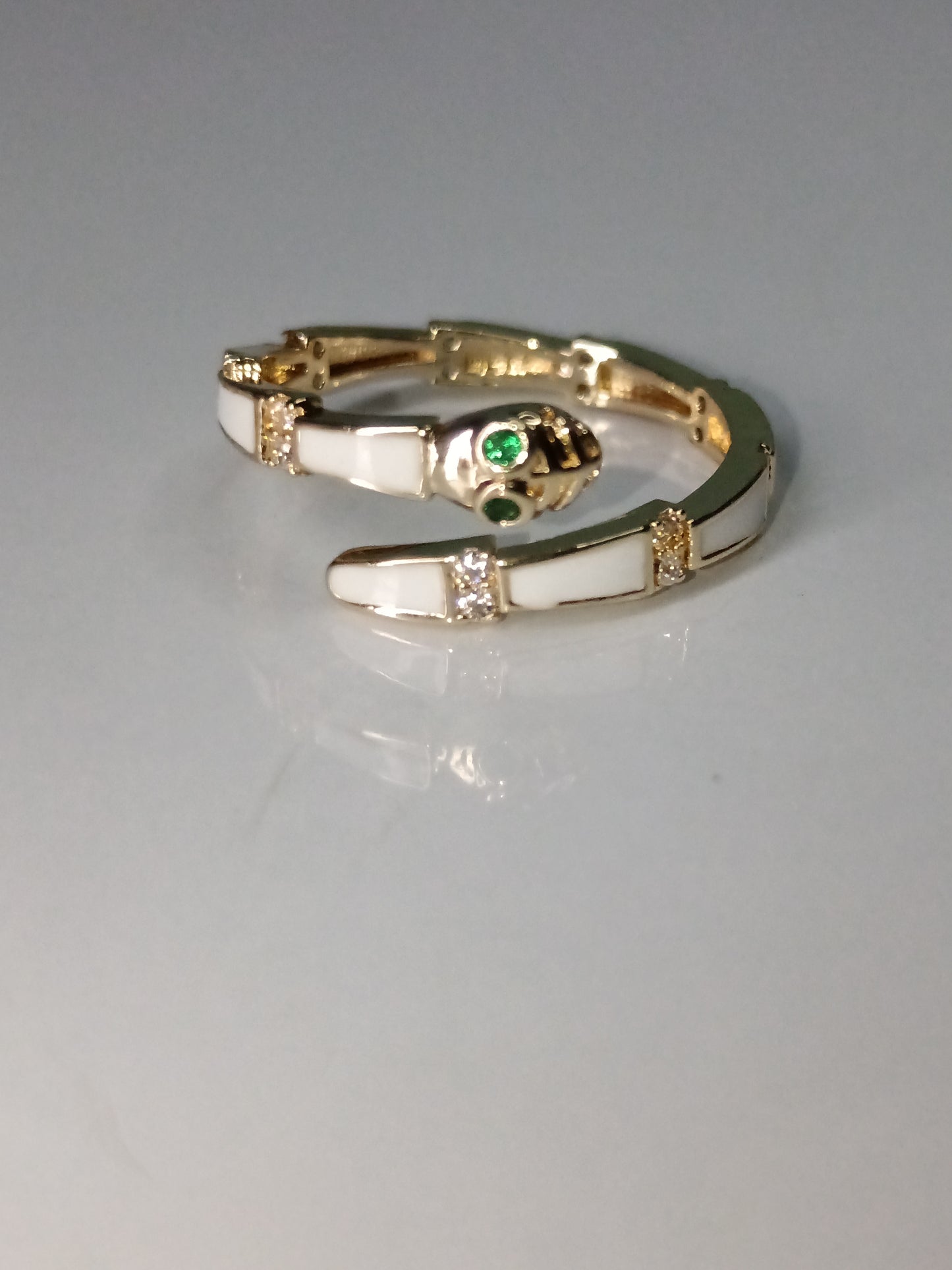 Anillo de serpiente blanca