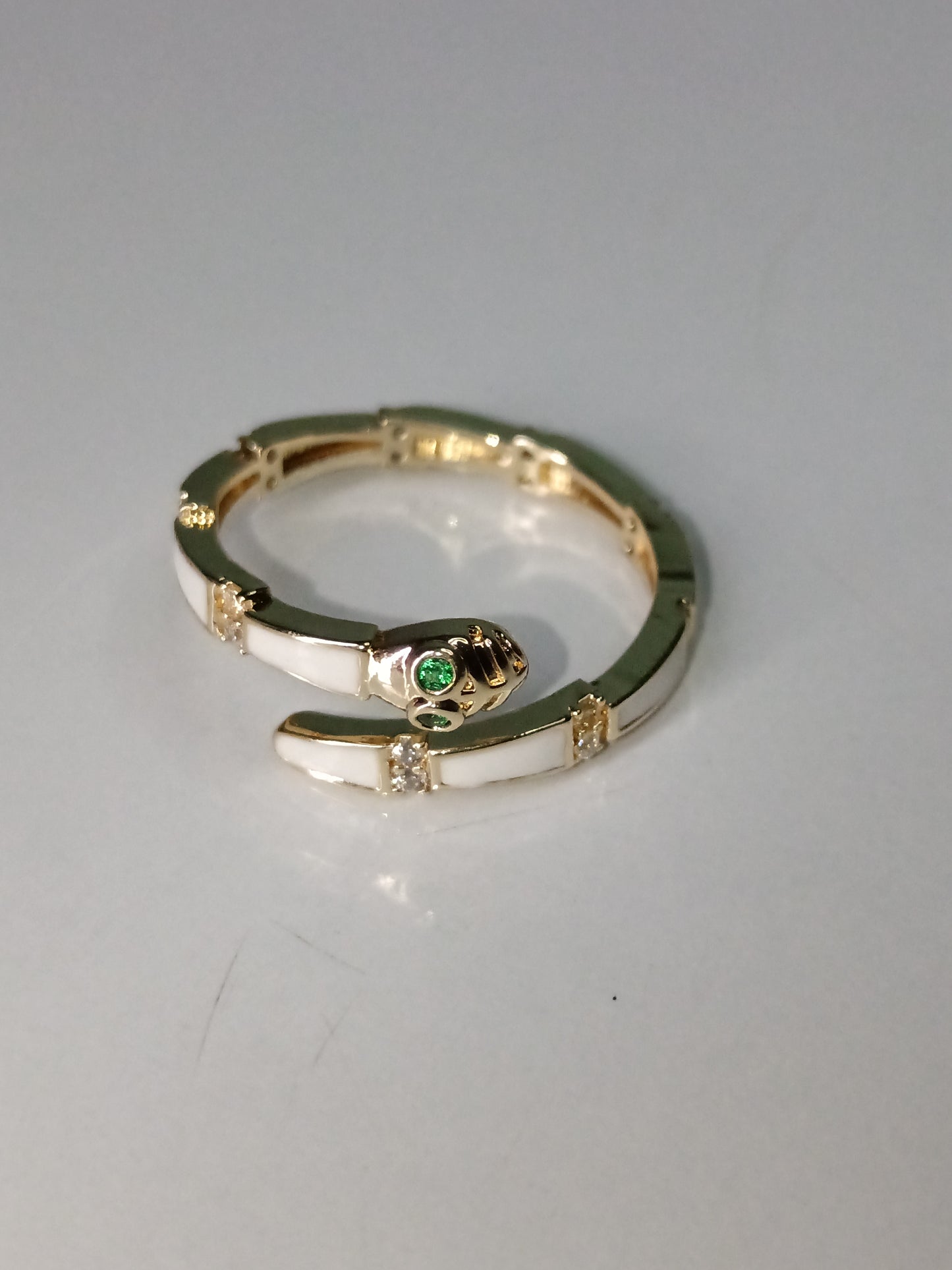 Anillo de serpiente blanca