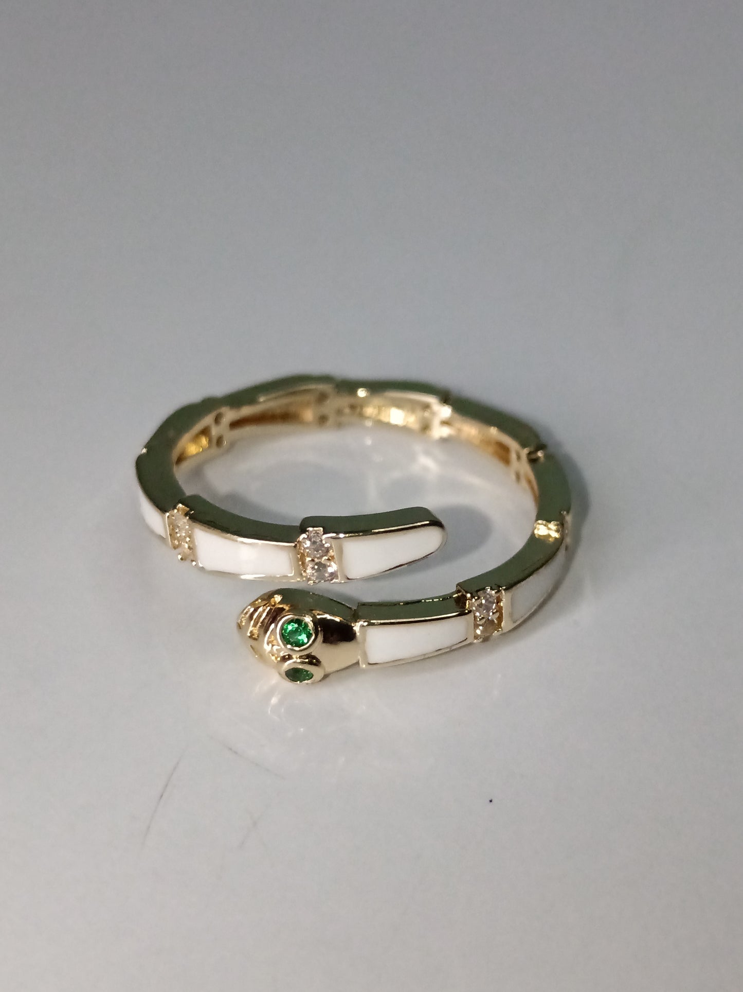 Anillo de serpiente blanca