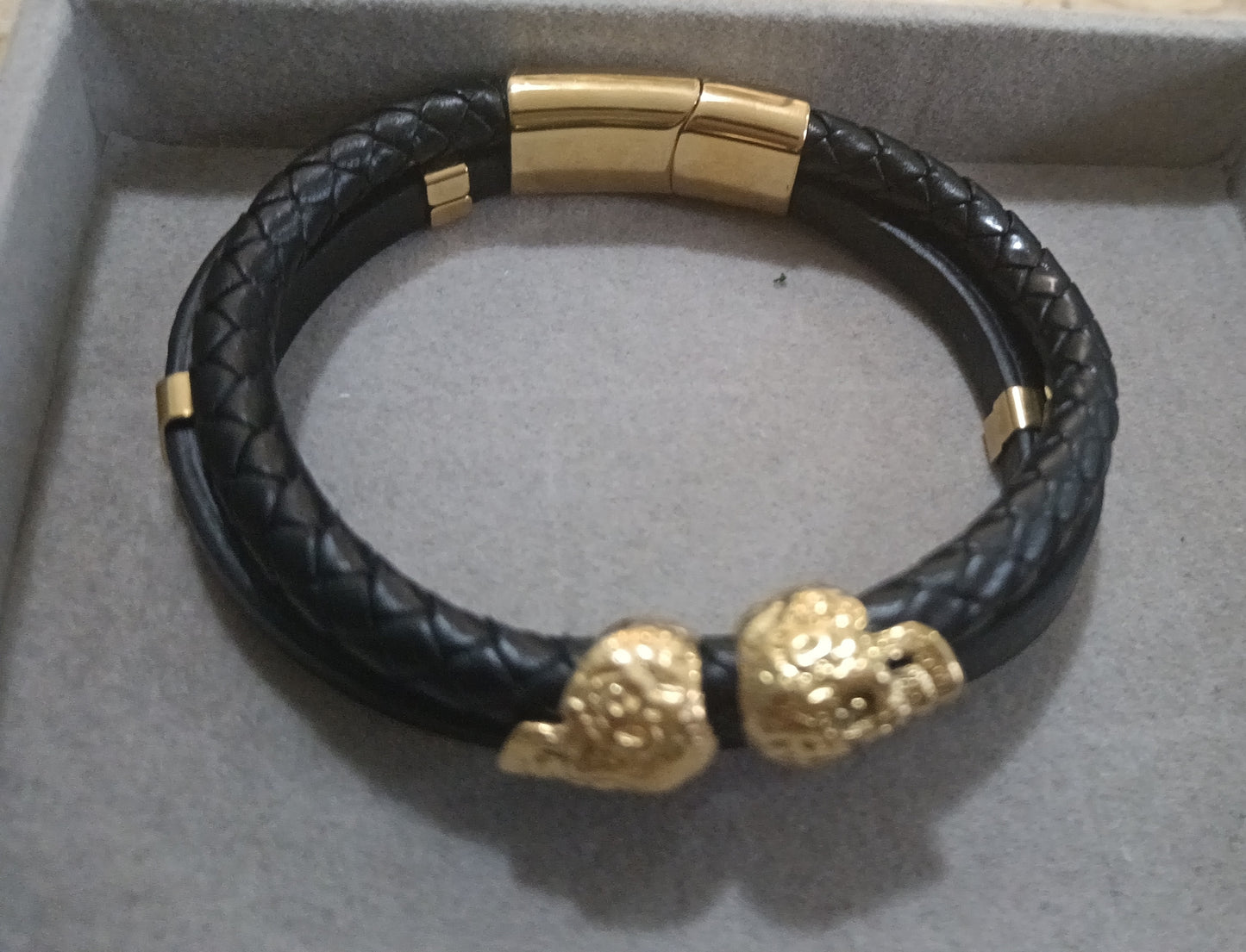 Pulsera de caballero de dos calaveras.