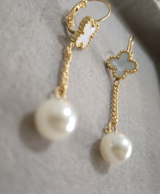 Aretes van cleef con perla.