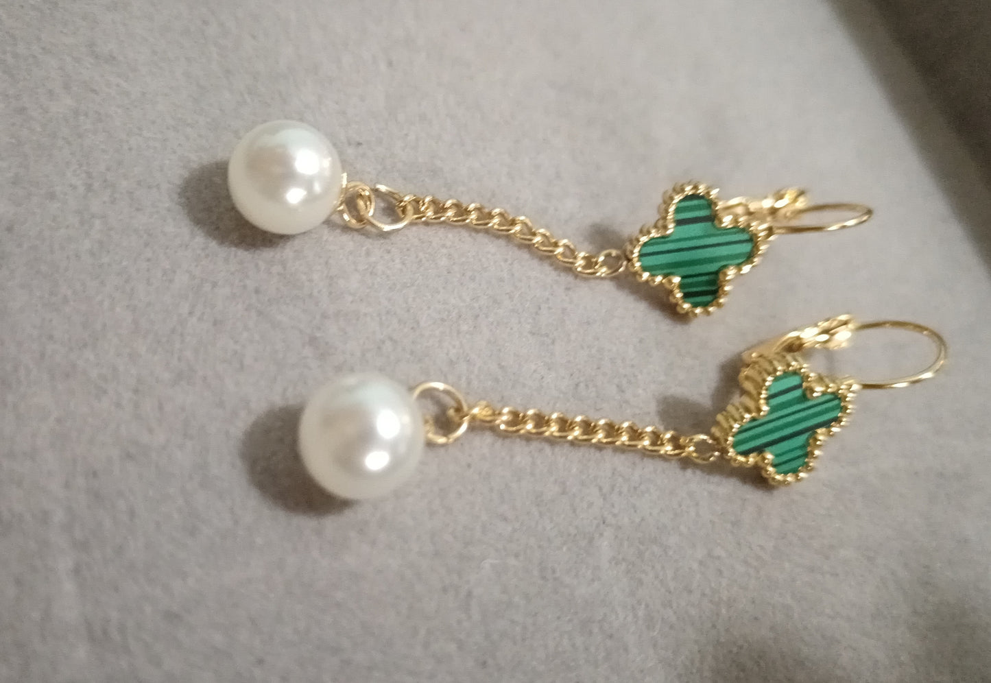 Aretes van cleef con perla.